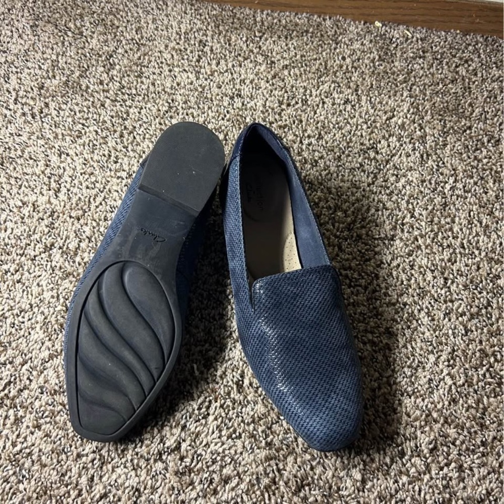 Clarks Navy Slip-On Loafers sz 9 - Picture 2 of 6